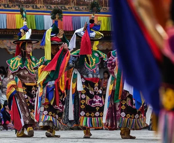 Black-Hat-Dancers